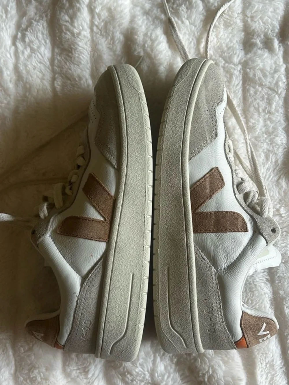 Veja Men's White and Tan Retro Low-Top Sneakers